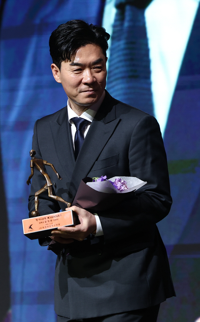 'K-League-J League Manager Award'Coach Yoon Jung-hwan'Re-contracting, I want to be evaluated according to the performance'