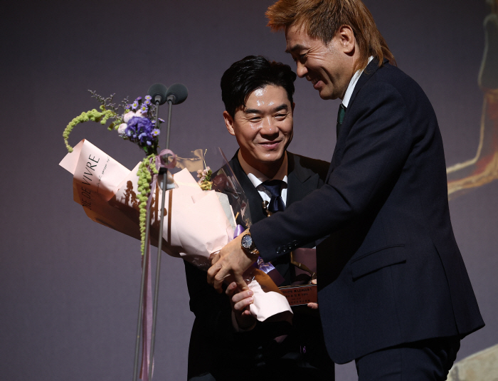 'K-League-J League Manager Award'Coach Yoon Jung-hwan'Re-contracting, I want to be evaluated according to the performance'