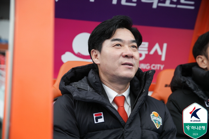 Manager Yoon Jung-hwan, who led the 'Gangwon Runner-up' Award, 'Coach Award, I'm not greedy, but I look forward to it, I'm talking about renewing the contract'