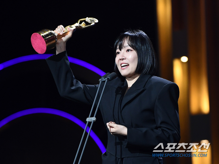  Best supporting actress Lee Sang-hee cheers as she lifts the trophy