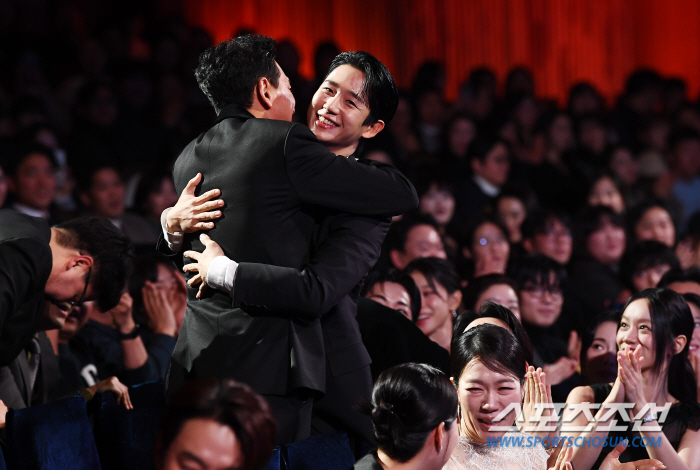  Blue Dragon Best Supporting Actor Jung Hae-in and Hwang Jung-min, a hot hug