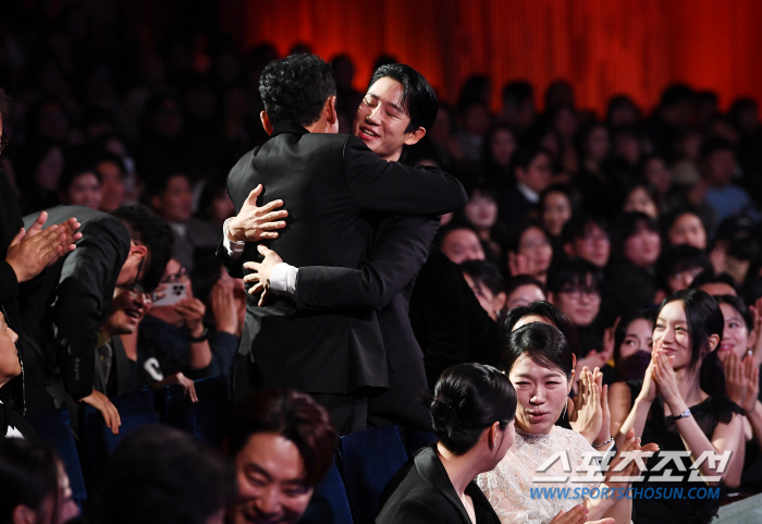  Blue Dragon Best Supporting Actor Jung Hae-in and Hwang Jung-min, a hot hug