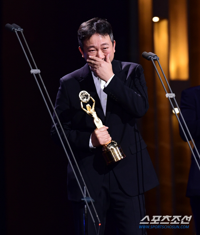  Blue Dragon Film Award Director Jang Jae-hyun 'Give this honor to the actors...'