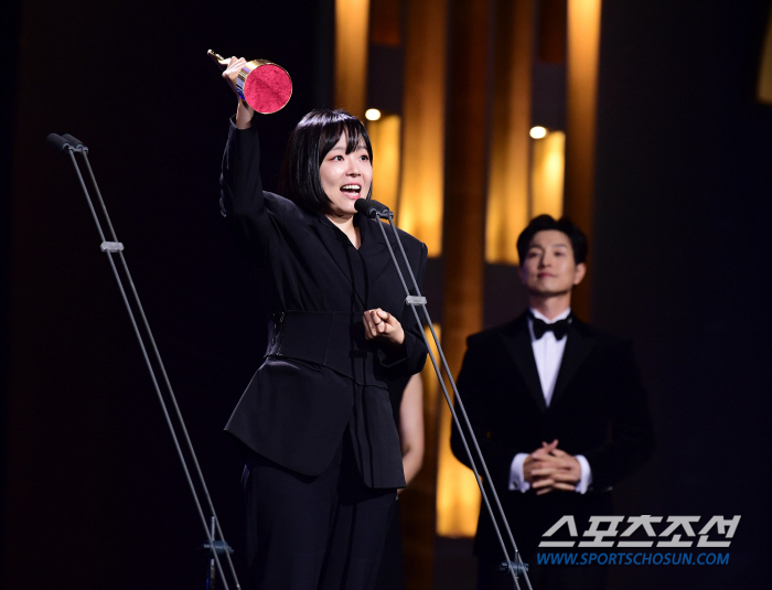  Blue Dragon Film Award for Best Supporting Actress Lee Sang-hee 'Daddy, I won the award'