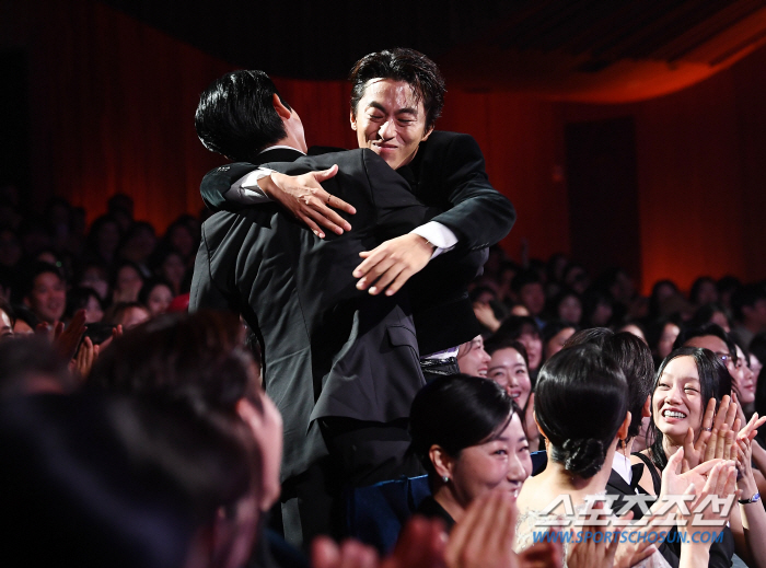  Blue Dragon Popular Star Award-winning ball exchange, an emotional hug with Jung Hae-in