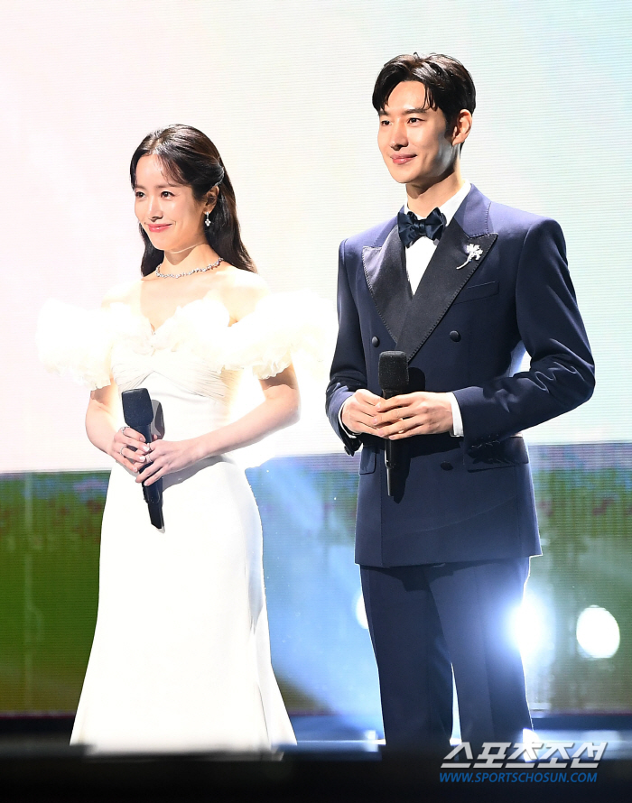  Blue Dragon's new MC Han Ji-min and Jehoon couple