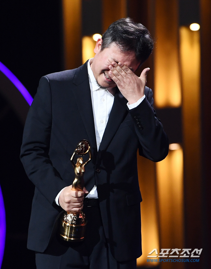  Chang Jae-hyun sheds tears at winning the director's award