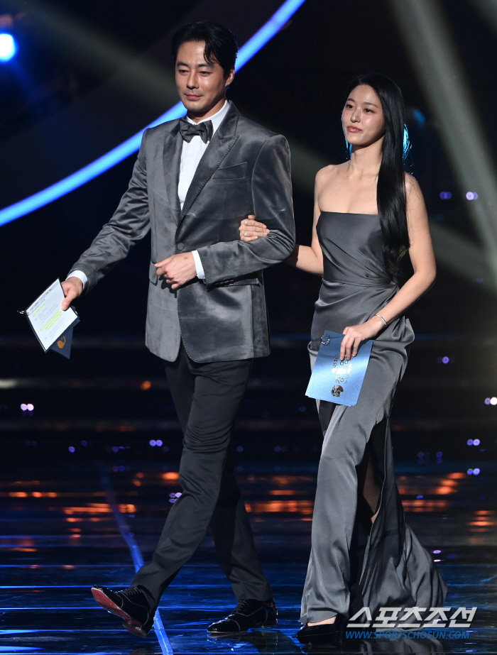  Zo Insung-Seolhyun, a scene that can only be seen at the Blue Dragon Film Awards