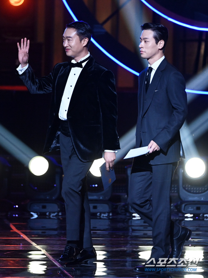  Cho Woo-jin-Park Jung-min 'Say hello to MC Lee Je-hoon'