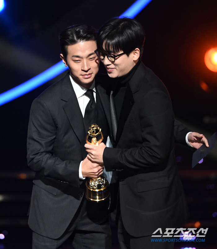  Director Cho Hyun-chul, congratulations, Park Jung-min