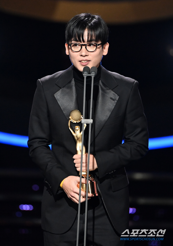  Director Cho Hyun-chul 'Winning Blue Dragon Film Award for Best New Director'