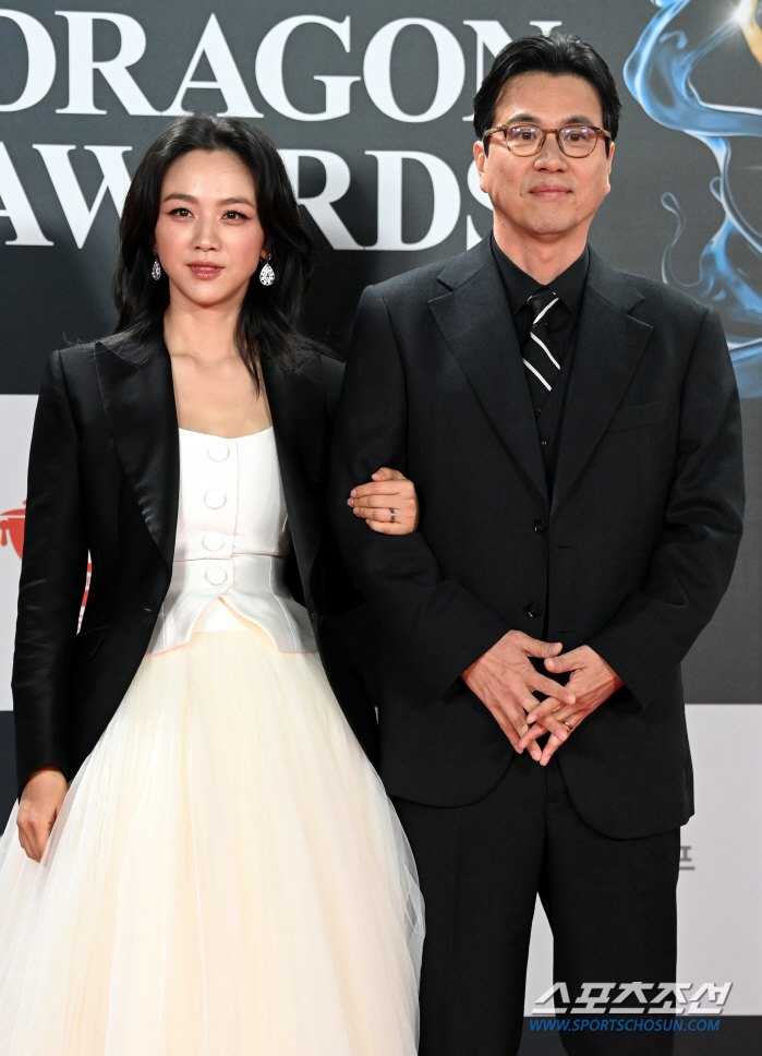  Director Kim Tae-yong and Tang Wei couple go out to the friendly Blue Dragon Film Awards