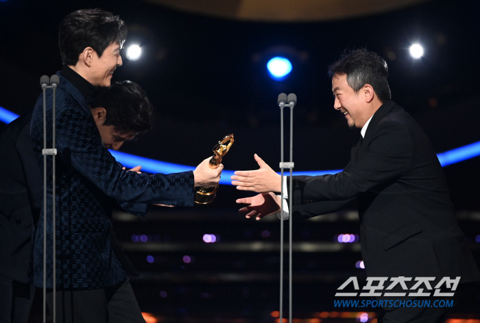  Director Park Jae-hyun wins Blue Dragon Film Award