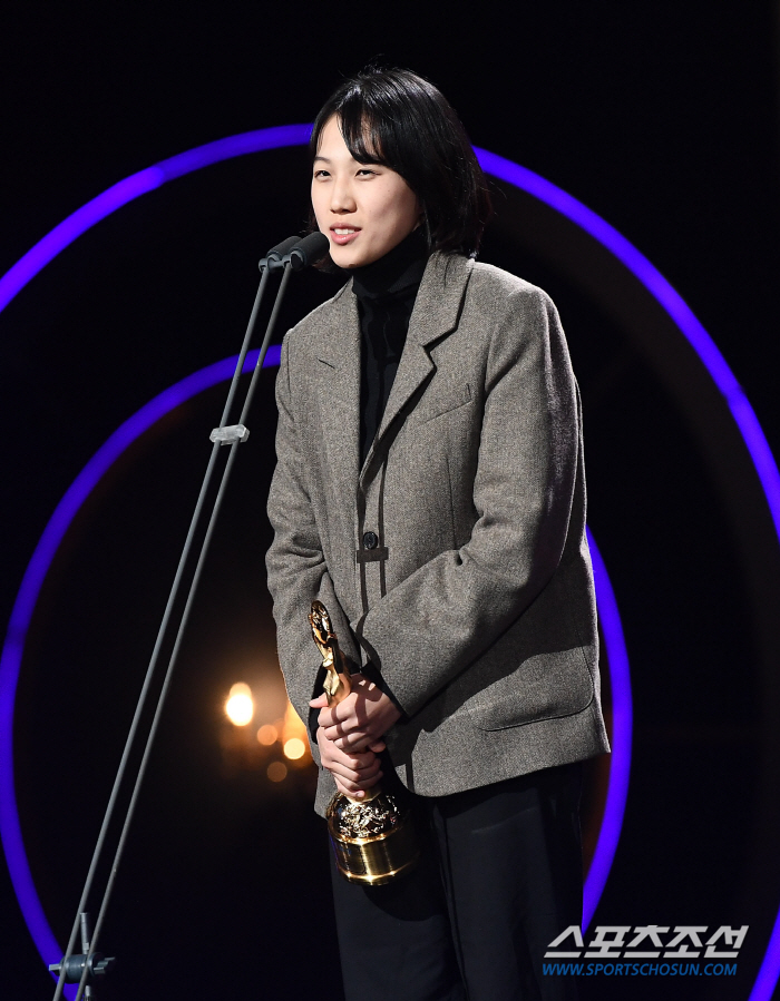  Director Song Ji-seo wins Blue Dragon Short Film Award