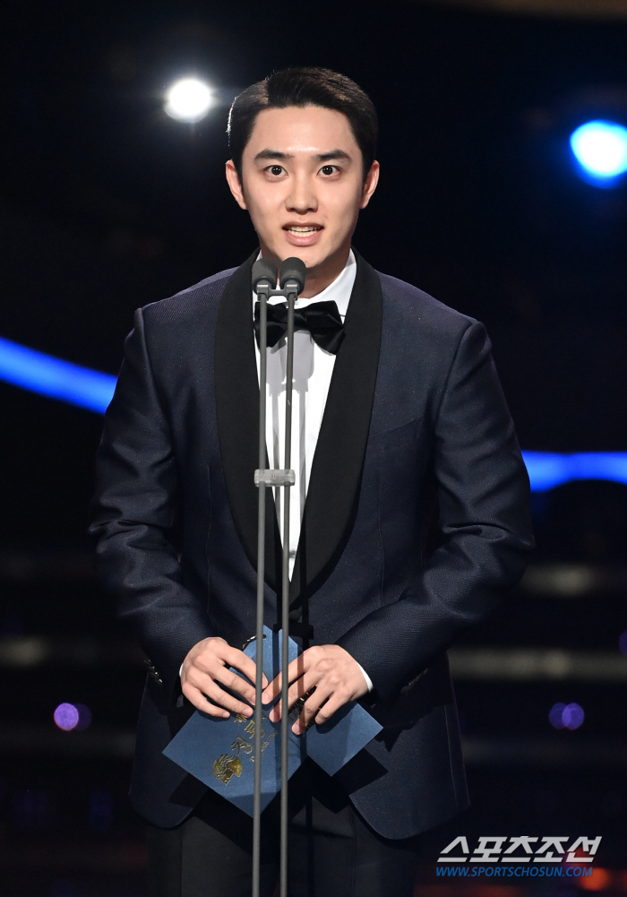  Do Kyung-soo, a shining star at the Blue Dragon Film Awards