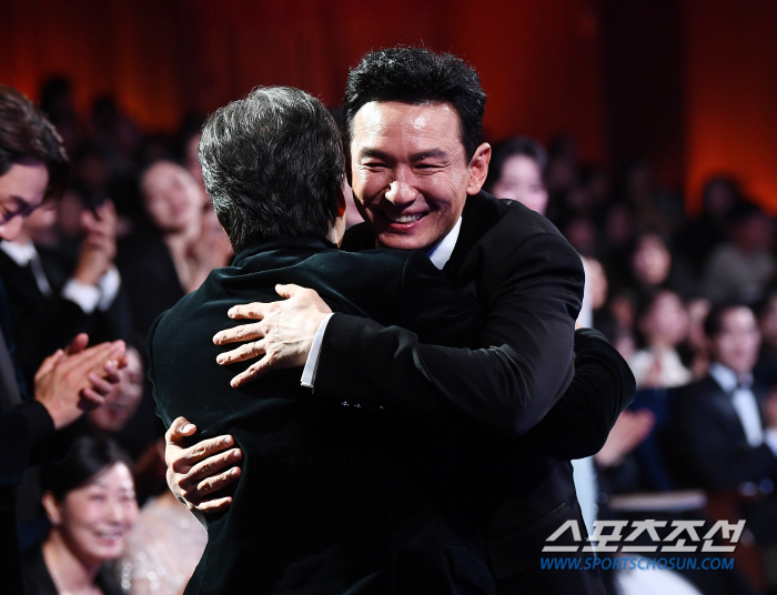  Emotional hugs with Hwang Jung-min and Lee Sung-min, who won the Best Actor Award