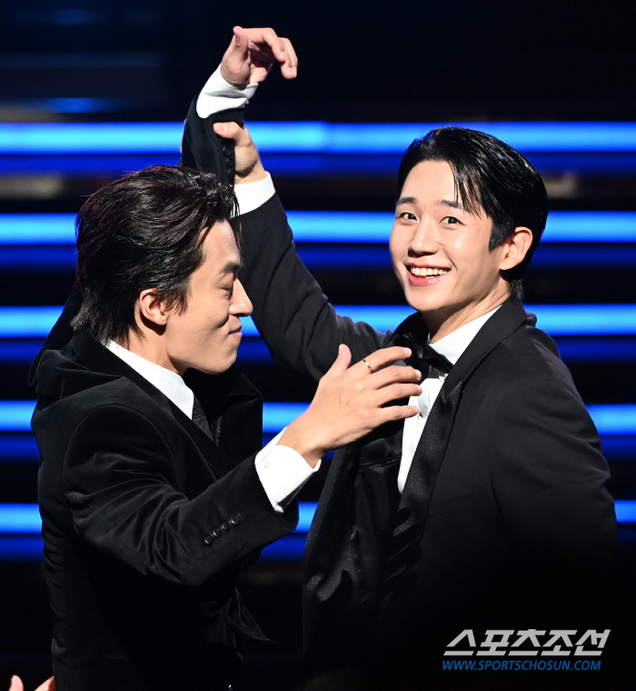  Koo Kyohwan- Jeong Hae-in, happy expression