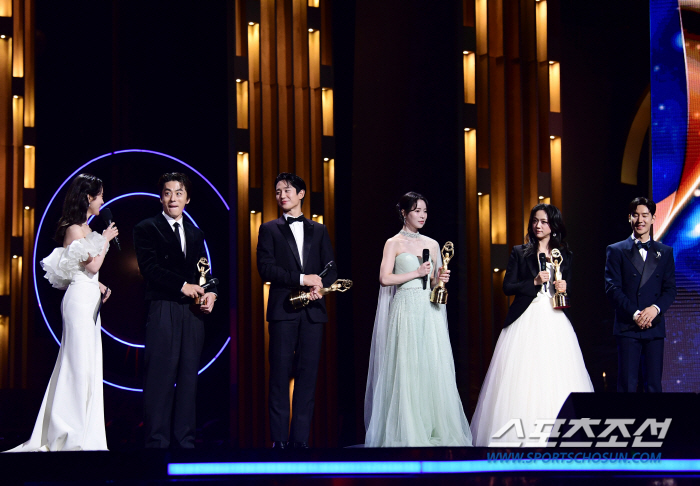  Gu Dong-hwan, Jung Hae-in, Lim Ji-yeon, Tang Wei 'The number of popular stars in the Blue Dragon Film Awards