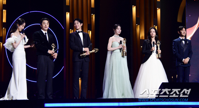  Koo Kyohwan-Jeong Hae-in-Lim Ji-yeon-Tang Wei 'Blue Dragon Film Awards Popular Star Award'