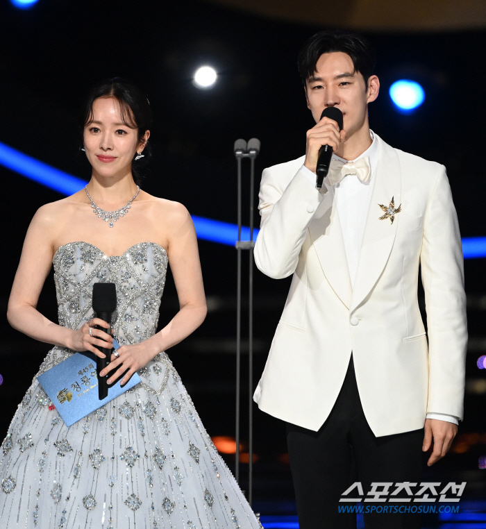  Han Ji-min and Lee Je-hoon finished hosting the Blue Dragon Film Awards