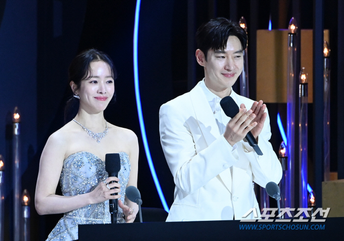  Han Ji-min and Lee Je-hoon 'MC to announce the second part of the Blue Dragon Film Awards'