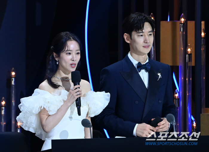  Han Ji-min and Lee Je-hoon 'The two MCs mark the beginning of the Blue Dragon Film Awards'