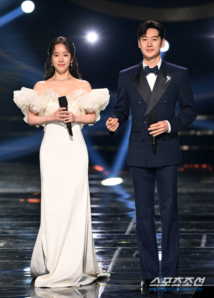 Han Ji-min and Lee Je-hoon Kick Off the Blue Dragon Film Awards