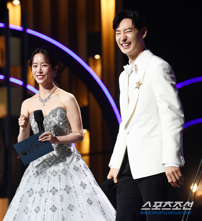  Han Ji-min - Lee Je-hoon, the first Blue Dragon Film Awards MC who said 'New Year's Day?'