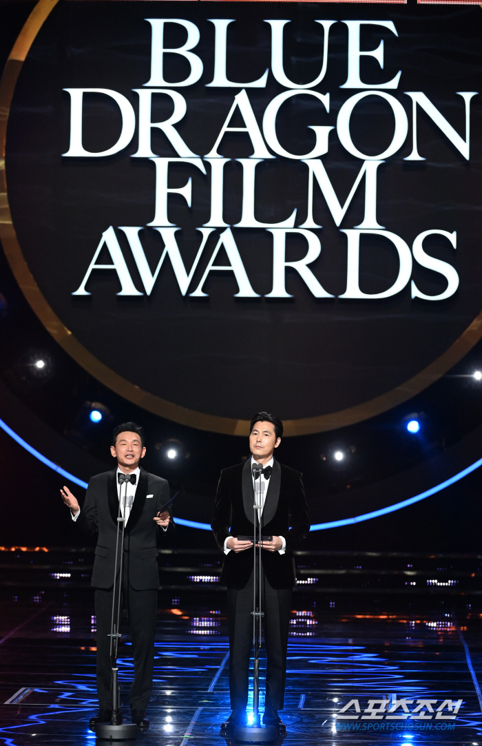  Hwang Jung-min and Jung Woo-sung 'Appear as Blue Dragon Film Awards presenters'