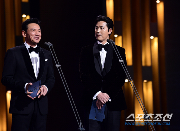  Hwang Jung-min and Jung Woo-sung 'Together with the Blue Dragon Film Award'