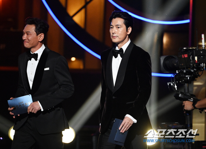  Hwang Jung-min and Jung Woo-sung 'When the Blue Dragon Film Awards shine'