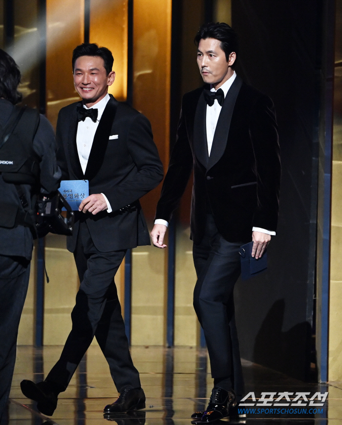  Hwang Jung-min and Jung Woo-sung 'When the Blue Dragon Film Awards shine'