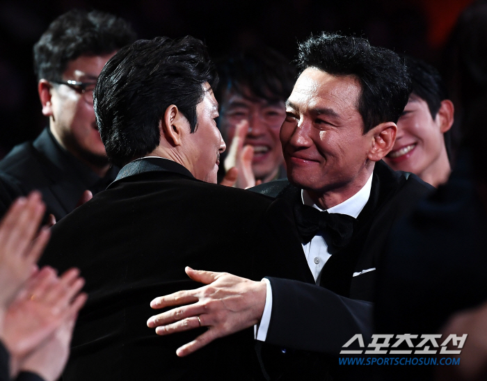  Hwang Jung-min and Jung Woo-sung, who won the Best Actor Award, gave a hot hug