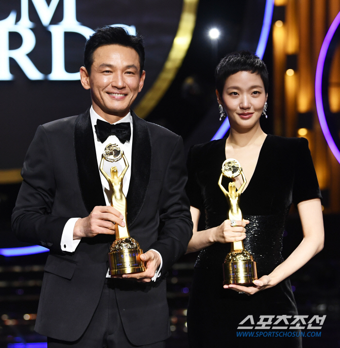  Hwang Jung-min and Kim Go-eun, the two stars who graced the Blue Dragon Film Awards