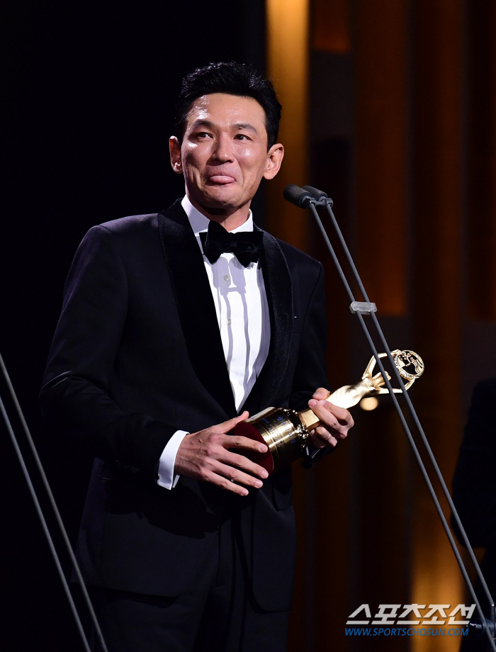  Hwang Jung-min 'The Blue Dragon Film Award for Best Actor ' which makes me cry again'