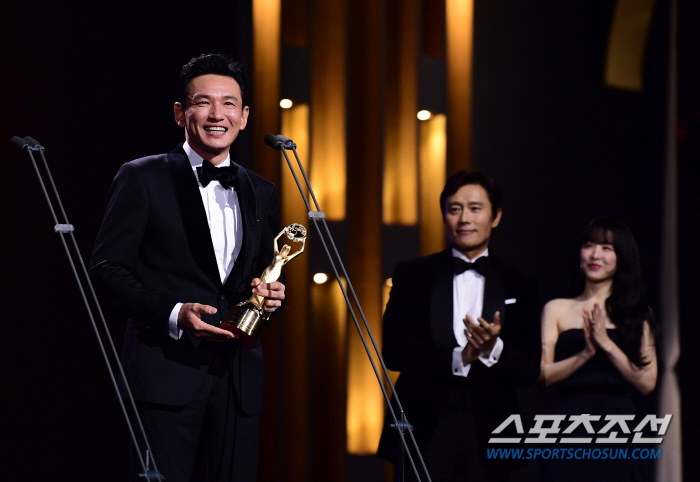  Hwang Jung-min 'Emotional Blue Dragon Film Award for Best Actor'