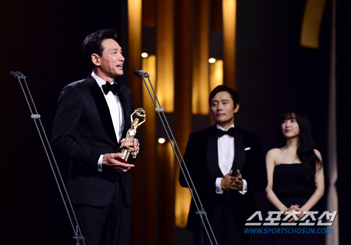  Hwang Jung-min 'Impressive Blue Dragon Best Actor '