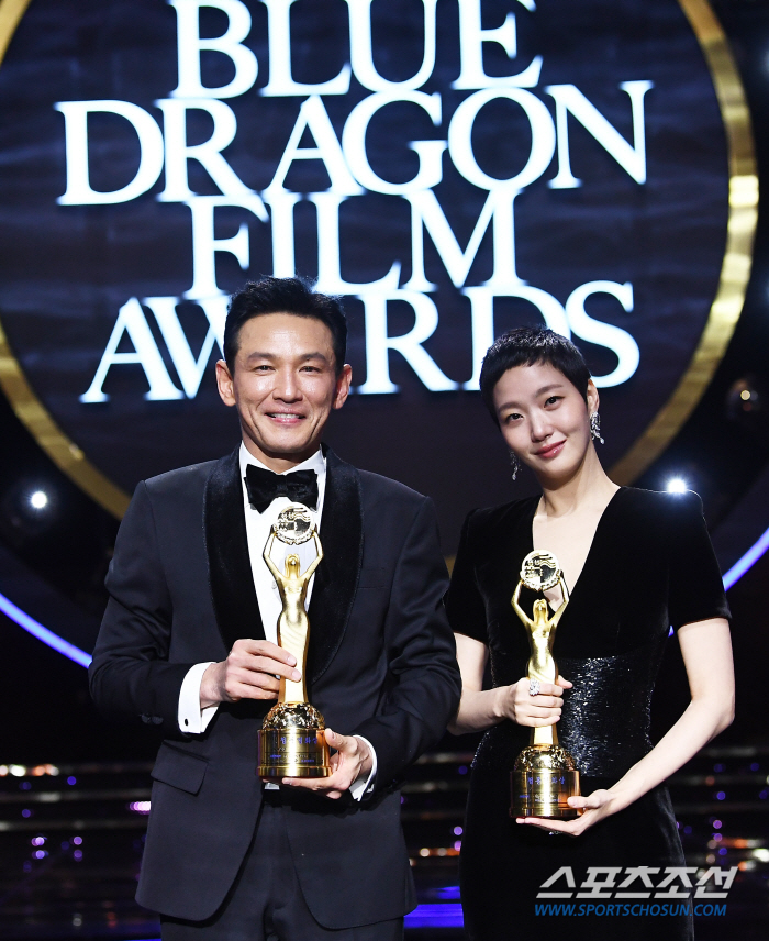  Hwang Jung-min - Kim Go-eun, with the Blue Dragon Film Award trophy