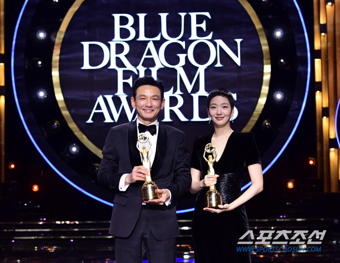  Hwang Jung-min, Kim Go-eun, with the Blue Dragon Film Award trophy