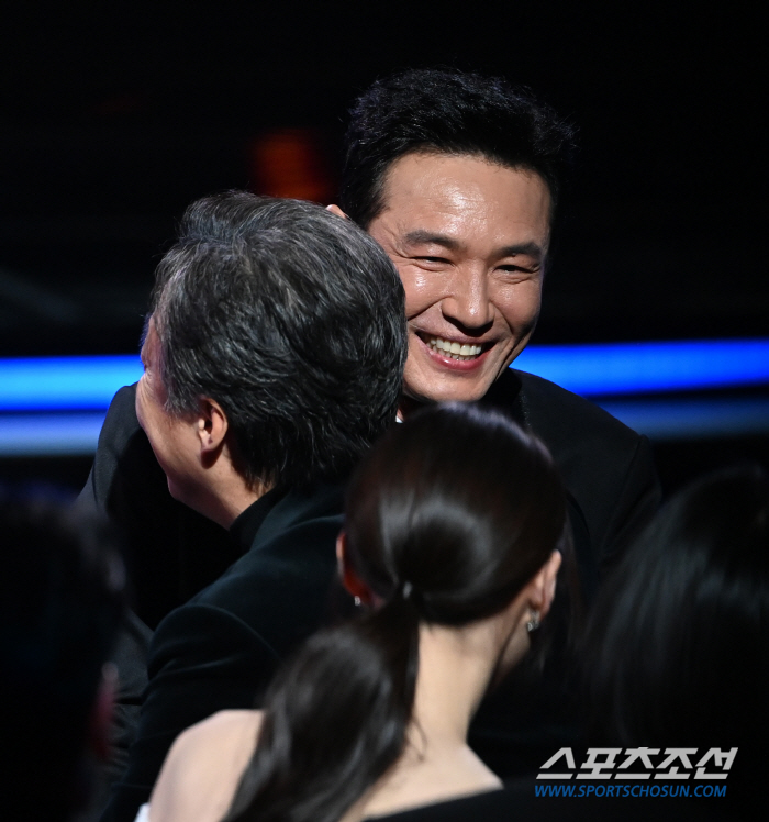  Hwang Jung-min - Lee Sung-min, a hot hug