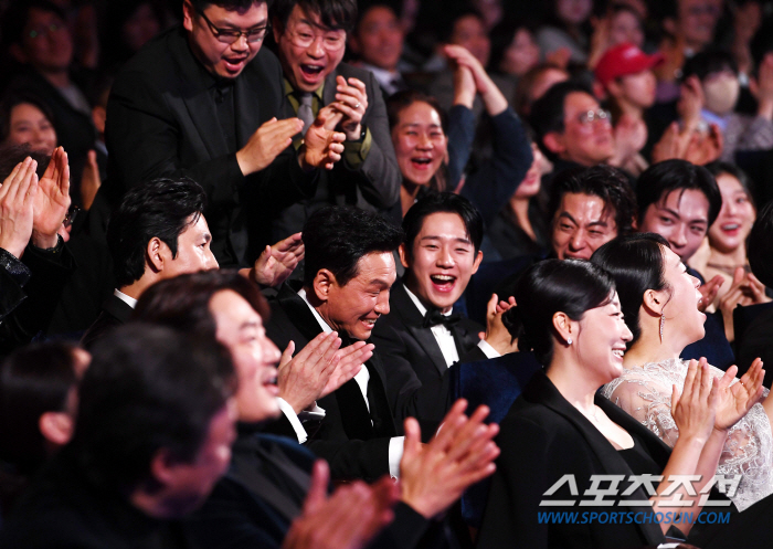  Hwang Jung-min, who won the Best Actor Award, cheers from fellow actors