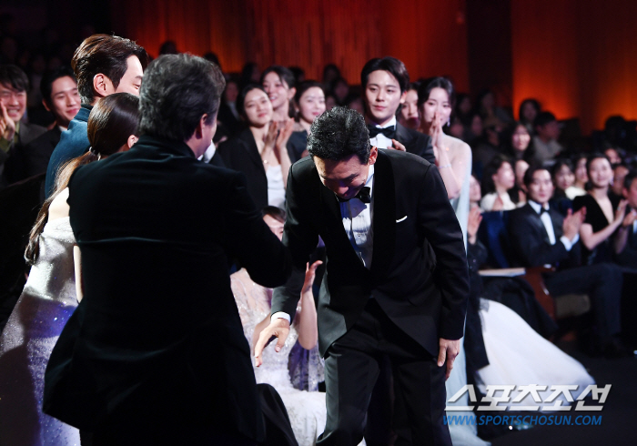  Hwang Jung-min, who won the Best Actor Award, greets Lee Sung-min politely