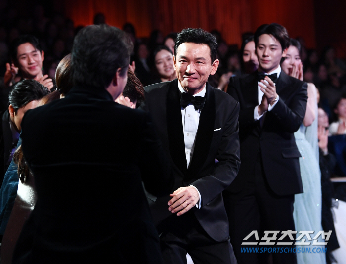  Hwang Jung-min, who won the Best Actor Award, warm congratulations from fellow actors