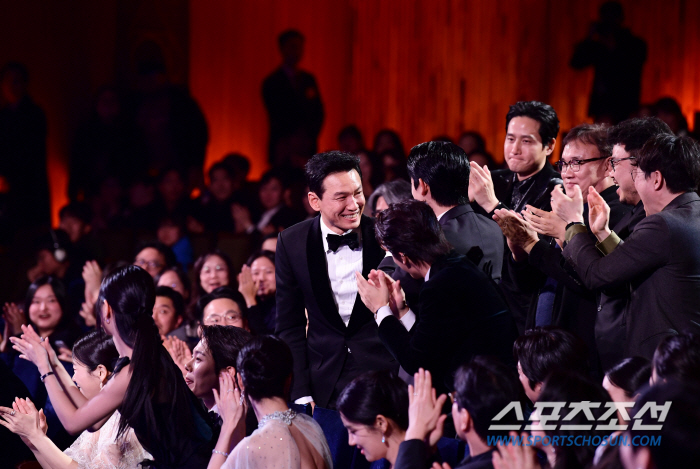  Hwang Jung-min 'Winning the Best Actor Award at the Blue Dragon Film Awards'