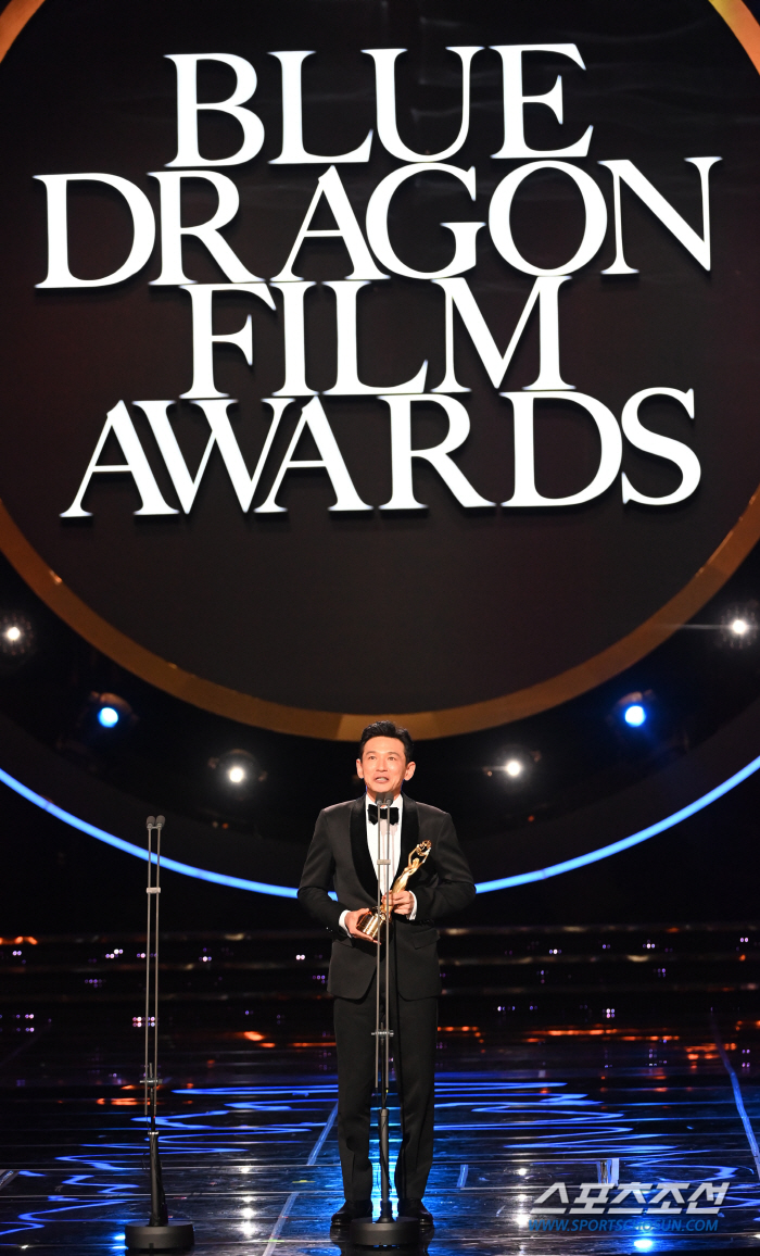  Hwang Jung-min wins the 3rd Blue Dragon Film Award for Best Actor