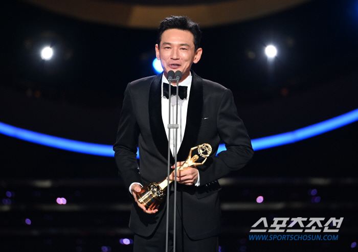  Hwang Jung-min Wins Blue Dragon Film Award for Best Actor