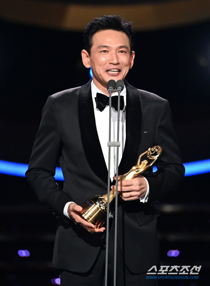  Hwang Jung-min Wins Blue Dragon Film Award for Best Actor