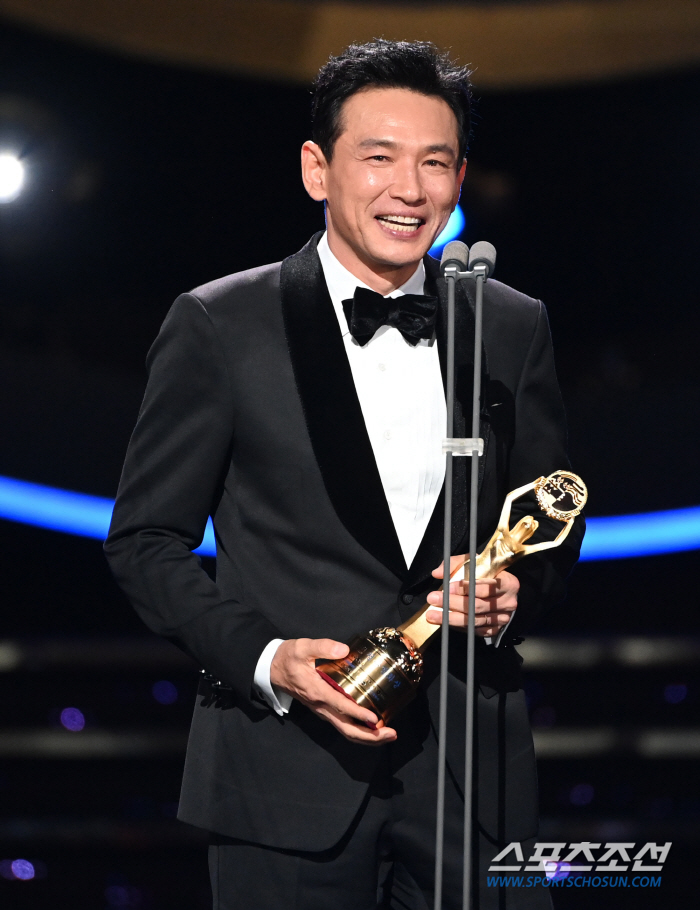  Hwang Jung-min Wins Blue Dragon Film Award for Best Actor