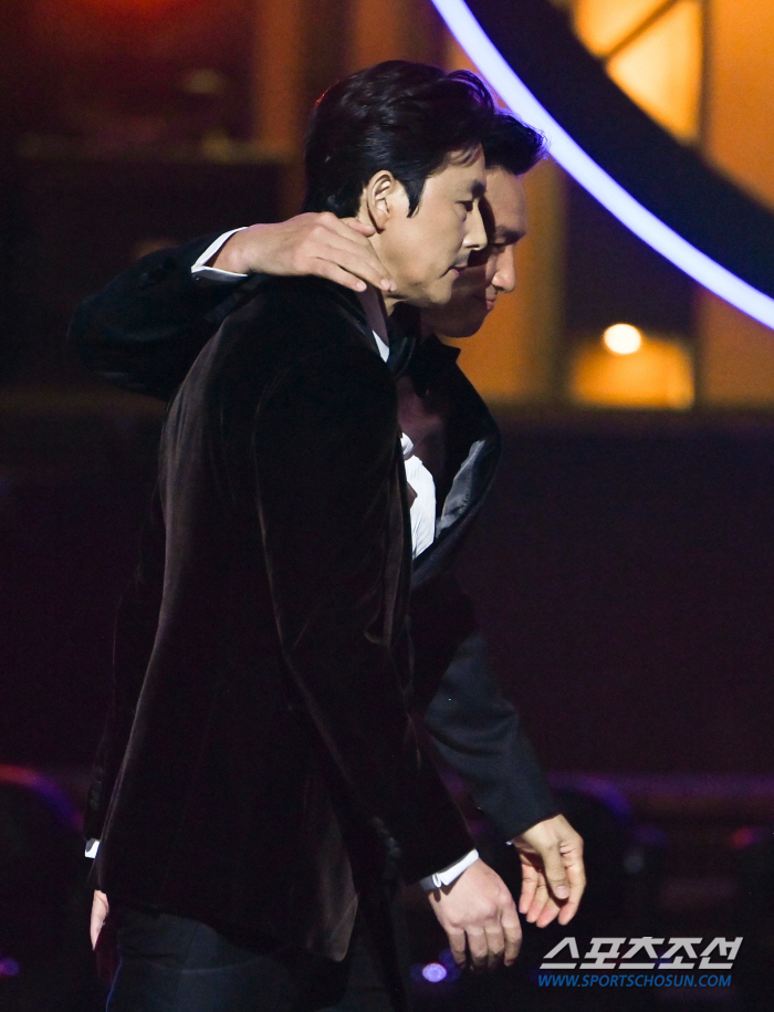  Hwang Jungmin takes care of Jung Woo Sung