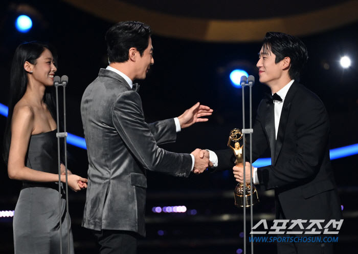  Jo In Seong - Jung Hae In, hugging him warmly